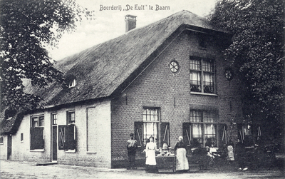 14189 Gezicht op de linker- en voorgevel van de boerderij De Eult (Torenlaan 88) te Soestdijk (gemeente Baarn); met op ...